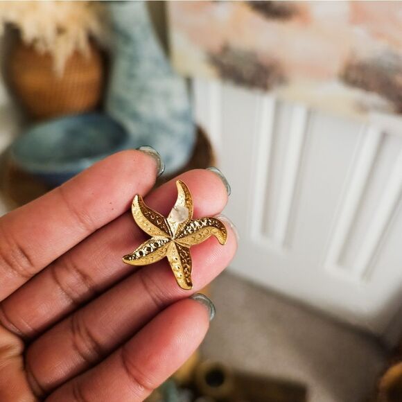 VTG Goldtone Starfish Trendy Boho Pierced Earrings. - Picture 5 of 13